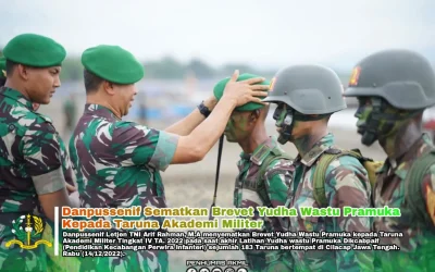 Danpussenif Sematkan Brevet Yudha Wastu PramukaKepada Taruna Akademi Militer