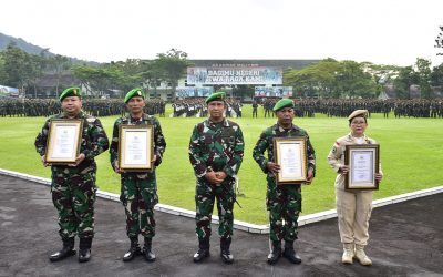 Upacara 17-san dan pemberian Penghargaan Kepada Dosen/pelatih Berprestasi