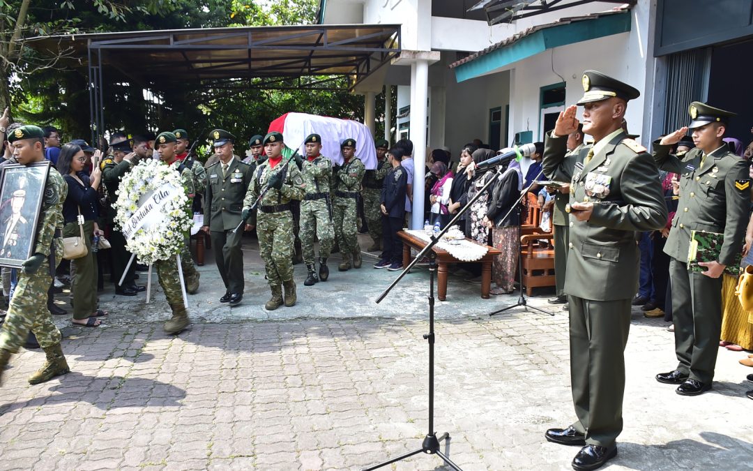 Gubernur Akademi Militer Memimpin Upacara Pemberangkatan Pemakaman Mayjen TNI (Purn) H. Mulchis Anwar