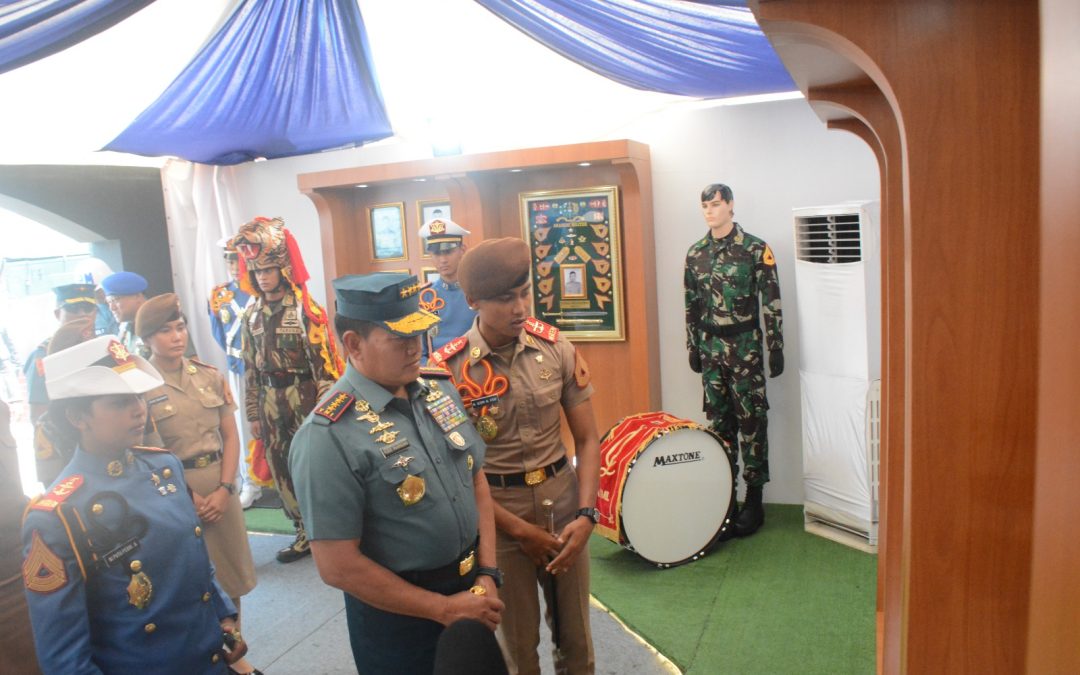 Panglima TNI Kunjungi Stan Taruna Akademi Militer dalam Pameran TNI AD Fair 2023