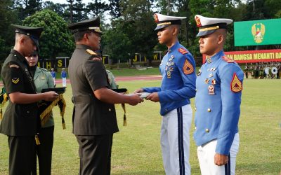 Taruna / Taruni Yang Berprestasi Pada Upacara Kenaikan Tingkat dan Pangkat