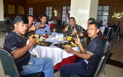 Gubernur Akademi Militer Gelar Makan Siang Bersama Tenaga Honorer
