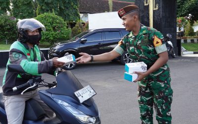 Akademi Militer Berbagi Takjil Ramadan Bersama Mitra Kerja