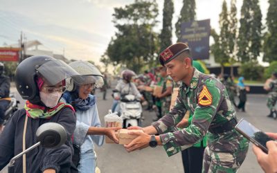 Taruna Akmil Bersama Mitra Bagikan 350 Paket Takjil Untuk Masyarakat