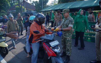 Akmil Berbagi, Wagub Akmil Pimpin Pembagian Takjil kepada Masyarakat